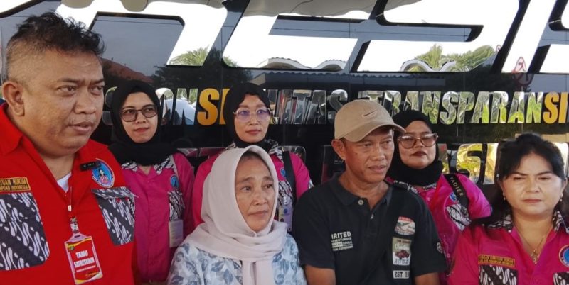 Kuasa hukum bersama korban dan keluarga memberikan keterangan kepada awak media usai melaporkan dugaan kasus pengeroyokan ke Polres Metro Bekasi Kota, Senin (11/5/2026). Korban meminta polisi segera menangkap para terduga pelaku.