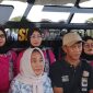 Kuasa hukum bersama korban dan keluarga memberikan keterangan kepada awak media usai melaporkan dugaan kasus pengeroyokan ke Polres Metro Bekasi Kota, Senin (11/5/2026). Korban meminta polisi segera menangkap para terduga pelaku.