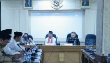 Sekda Kabupaten Bekasi Endin Samsudin saat membuka Sosialisasi Data Penduduk Desa dan Pemutakhiran Data Desa sebagai bagian dari persiapan pelaksanaan Pilkades Digital 2026 di Kabupaten Bekasi, Jumat (29/5/2026).