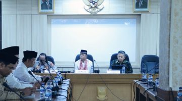 Sekda Kabupaten Bekasi Endin Samsudin saat membuka Sosialisasi Data Penduduk Desa dan Pemutakhiran Data Desa sebagai bagian dari persiapan pelaksanaan Pilkades Digital 2026 di Kabupaten Bekasi, Jumat (29/5/2026).