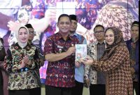Plt Bupati Bekasi Asep Surya Atmaja menerima cinderamata dari pihak SDIT An-Nur usai menghadiri kegiatan Gebyar Aktivitas Lakon dan Kreativitas Siswa (Galaksi) di Aula Gedung BPPTIK Jababeka, Cikarang Utara, Sabtu (2/5/2026).