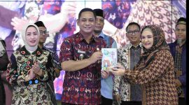 Plt Bupati Bekasi Asep Surya Atmaja menerima cinderamata dari pihak SDIT An-Nur usai menghadiri kegiatan Gebyar Aktivitas Lakon dan Kreativitas Siswa (Galaksi) di Aula Gedung BPPTIK Jababeka, Cikarang Utara, Sabtu (2/5/2026).