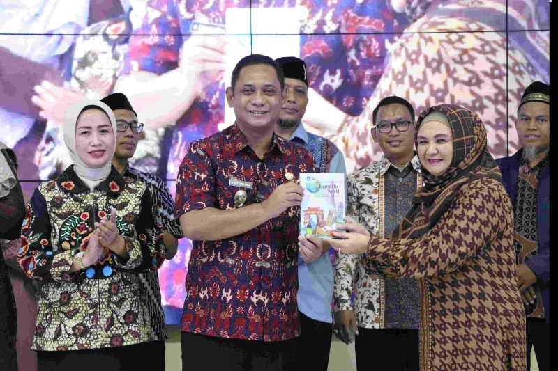 Plt Bupati Bekasi Asep Surya Atmaja menerima cinderamata dari pihak SDIT An-Nur usai menghadiri kegiatan Gebyar Aktivitas Lakon dan Kreativitas Siswa (Galaksi) di Aula Gedung BPPTIK Jababeka, Cikarang Utara, Sabtu (2/5/2026).