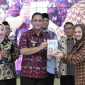 Plt Bupati Bekasi Asep Surya Atmaja menerima cinderamata dari pihak SDIT An-Nur usai menghadiri kegiatan Gebyar Aktivitas Lakon dan Kreativitas Siswa (Galaksi) di Aula Gedung BPPTIK Jababeka, Cikarang Utara, Sabtu (2/5/2026).