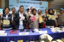 Kapolres Metro Bekasi bersama jajaran menunjukkan barang bukti hasil pengungkapan kasus pencurian kendaraan bermotor (curanmor) di Mapolres Metro Bekasi, Selasa (12/5/2026). Sebanyak 25 tersangka berhasil diamankan dari 23 lokasi kejadian berbeda di wilayah Kabupaten Bekas