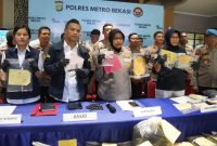 Kapolres Metro Bekasi bersama jajaran menunjukkan barang bukti hasil pengungkapan kasus pencurian kendaraan bermotor (curanmor) di Mapolres Metro Bekasi, Selasa (12/5/2026). Sebanyak 25 tersangka berhasil diamankan dari 23 lokasi kejadian berbeda di wilayah Kabupaten Bekas