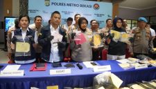 Kapolres Metro Bekasi bersama jajaran menunjukkan barang bukti hasil pengungkapan kasus pencurian kendaraan bermotor (curanmor) di Mapolres Metro Bekasi, Selasa (12/5/2026). Sebanyak 25 tersangka berhasil diamankan dari 23 lokasi kejadian berbeda di wilayah Kabupaten Bekas