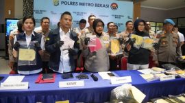 Kapolres Metro Bekasi bersama jajaran menunjukkan barang bukti hasil pengungkapan kasus pencurian kendaraan bermotor (curanmor) di Mapolres Metro Bekasi, Selasa (12/5/2026). Sebanyak 25 tersangka berhasil diamankan dari 23 lokasi kejadian berbeda di wilayah Kabupaten Bekas