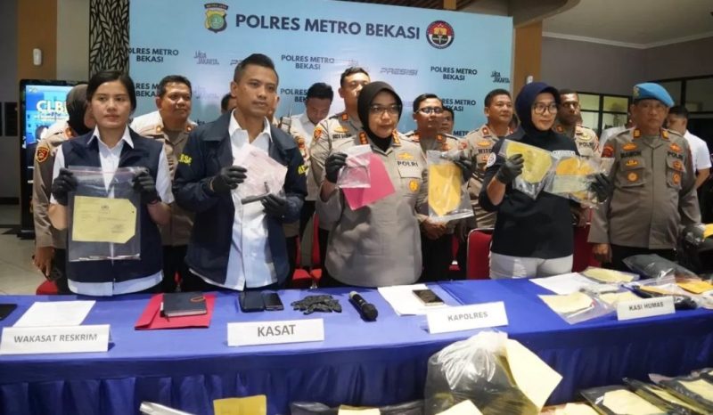 Kapolres Metro Bekasi bersama jajaran menunjukkan barang bukti hasil pengungkapan kasus pencurian kendaraan bermotor (curanmor) di Mapolres Metro Bekasi, Selasa (12/5/2026). Sebanyak 25 tersangka berhasil diamankan dari 23 lokasi kejadian berbeda di wilayah Kabupaten Bekas
