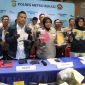Kapolres Metro Bekasi bersama jajaran menunjukkan barang bukti hasil pengungkapan kasus pencurian kendaraan bermotor (curanmor) di Mapolres Metro Bekasi, Selasa (12/5/2026). Sebanyak 25 tersangka berhasil diamankan dari 23 lokasi kejadian berbeda di wilayah Kabupaten Bekas