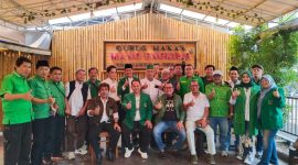 Jajaran pengurus DPC PPP Kota Bekasi bersama perwakilan PAC dan badan otonom partai usai menggelar Rapat Koordinasi (Rakor) terkait penolakan Muscab yang digelar Plt Ketua DPC PPP Kota Bekasi, Minggu (3/5/2026).