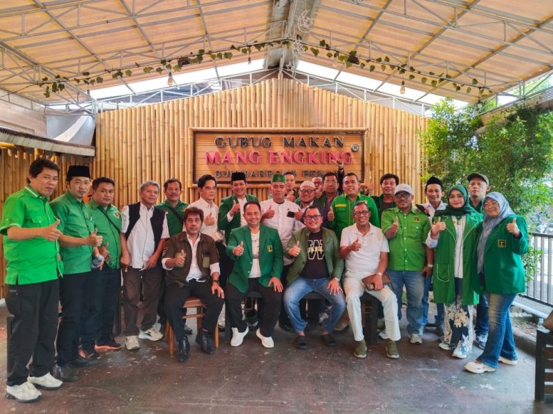 Jajaran pengurus DPC PPP Kota Bekasi bersama perwakilan PAC dan badan otonom partai usai menggelar Rapat Koordinasi (Rakor) terkait penolakan Muscab yang digelar Plt Ketua DPC PPP Kota Bekasi, Minggu (3/5/2026).