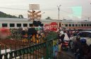 Kemacetan panjang terjadi di perlintasan kereta sebidang Lemahabang, Kabupaten Bekasi, saat kereta melintas. Pemerintah Kabupaten Bekasi mengusulkan pembangunan underpass dan flyover guna mengurai kepadatan lalu lintas serta meningkatkan keselamatan pengguna jalan.