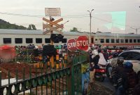 Kemacetan panjang terjadi di perlintasan kereta sebidang Lemahabang, Kabupaten Bekasi, saat kereta melintas. Pemerintah Kabupaten Bekasi mengusulkan pembangunan underpass dan flyover guna mengurai kepadatan lalu lintas serta meningkatkan keselamatan pengguna jalan.
