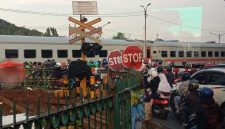Kemacetan panjang terjadi di perlintasan kereta sebidang Lemahabang, Kabupaten Bekasi, saat kereta melintas. Pemerintah Kabupaten Bekasi mengusulkan pembangunan underpass dan flyover guna mengurai kepadatan lalu lintas serta meningkatkan keselamatan pengguna jalan.