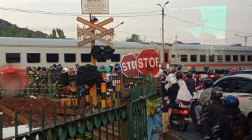 Kemacetan panjang terjadi di perlintasan kereta sebidang Lemahabang, Kabupaten Bekasi, saat kereta melintas. Pemerintah Kabupaten Bekasi mengusulkan pembangunan underpass dan flyover guna mengurai kepadatan lalu lintas serta meningkatkan keselamatan pengguna jalan.