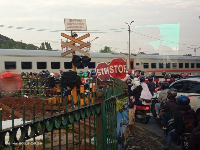 Kemacetan panjang terjadi di perlintasan kereta sebidang Lemahabang, Kabupaten Bekasi, saat kereta melintas. Pemerintah Kabupaten Bekasi mengusulkan pembangunan underpass dan flyover guna mengurai kepadatan lalu lintas serta meningkatkan keselamatan pengguna jalan.