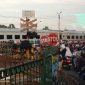 Kemacetan panjang terjadi di perlintasan kereta sebidang Lemahabang, Kabupaten Bekasi, saat kereta melintas. Pemerintah Kabupaten Bekasi mengusulkan pembangunan underpass dan flyover guna mengurai kepadatan lalu lintas serta meningkatkan keselamatan pengguna jalan.