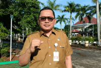 Kepala Dinas Pendidikan Kabupaten Bekasi, Imam Fathurochman, memberikan keterangan terkait daya tampung SMP Negeri tahun ajaran 2026/2027. Disdik memastikan seluruh lulusan SD tetap memiliki akses pendidikan melalui sekolah negeri, swasta, MTs, pondok pesantren, hingga program Wajib Belajar 13 Tahun.