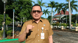 Kepala Dinas Pendidikan Kabupaten Bekasi, Imam Fathurochman, memberikan keterangan terkait daya tampung SMP Negeri tahun ajaran 2026/2027. Disdik memastikan seluruh lulusan SD tetap memiliki akses pendidikan melalui sekolah negeri, swasta, MTs, pondok pesantren, hingga program Wajib Belajar 13 Tahun.