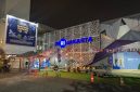 Suasana halaman Kantor TVRI Jakarta yang menjadi lokasi nonton bareng (nobar) resmi Piala Dunia 2026. Antusiasme masyarakat terlihat memadati area nobar untuk menyaksikan pertandingan melalui siaran langsung TVRI.