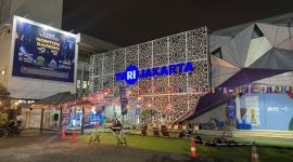 Suasana halaman Kantor TVRI Jakarta yang menjadi lokasi nonton bareng (nobar) resmi Piala Dunia 2026. Antusiasme masyarakat terlihat memadati area nobar untuk menyaksikan pertandingan melalui siaran langsung TVRI.