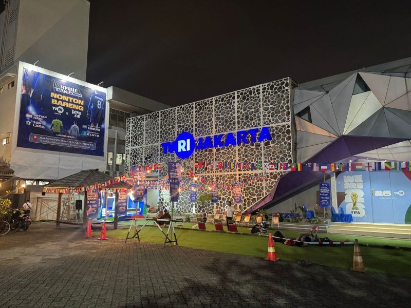 Suasana halaman Kantor TVRI Jakarta yang menjadi lokasi nonton bareng (nobar) resmi Piala Dunia 2026. Antusiasme masyarakat terlihat memadati area nobar untuk menyaksikan pertandingan melalui siaran langsung TVRI.