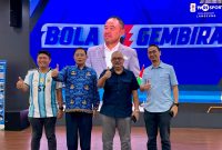 Staf Khusus Menteri Komunikasi dan Digital (Menkomdigi), Arnanto Nurprabowo (kedua kiri), berfoto bersama jajaran TVRI dan narasumber di Media Center Siaran FIFA World Cup 2026 TVRI, Jakarta, Rabu (17/6/2026). Dalam kunjungannya, Arnanto mengapresiasi kualitas siaran Piala Dunia 2026 yang disiarkan gratis melalui TVRI Nasional dan TVRI Sport serta fasilitas Media Center yang mendukung kerja para jurnalis.