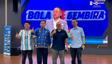 Staf Khusus Menteri Komunikasi dan Digital (Menkomdigi), Arnanto Nurprabowo (kedua kiri), berfoto bersama jajaran TVRI dan narasumber di Media Center Siaran FIFA World Cup 2026 TVRI, Jakarta, Rabu (17/6/2026). Dalam kunjungannya, Arnanto mengapresiasi kualitas siaran Piala Dunia 2026 yang disiarkan gratis melalui TVRI Nasional dan TVRI Sport serta fasilitas Media Center yang mendukung kerja para jurnalis.