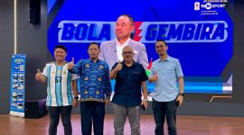 Staf Khusus Menteri Komunikasi dan Digital (Menkomdigi), Arnanto Nurprabowo (kedua kiri), berfoto bersama jajaran TVRI dan narasumber di Media Center Siaran FIFA World Cup 2026 TVRI, Jakarta, Rabu (17/6/2026). Dalam kunjungannya, Arnanto mengapresiasi kualitas siaran Piala Dunia 2026 yang disiarkan gratis melalui TVRI Nasional dan TVRI Sport serta fasilitas Media Center yang mendukung kerja para jurnalis.