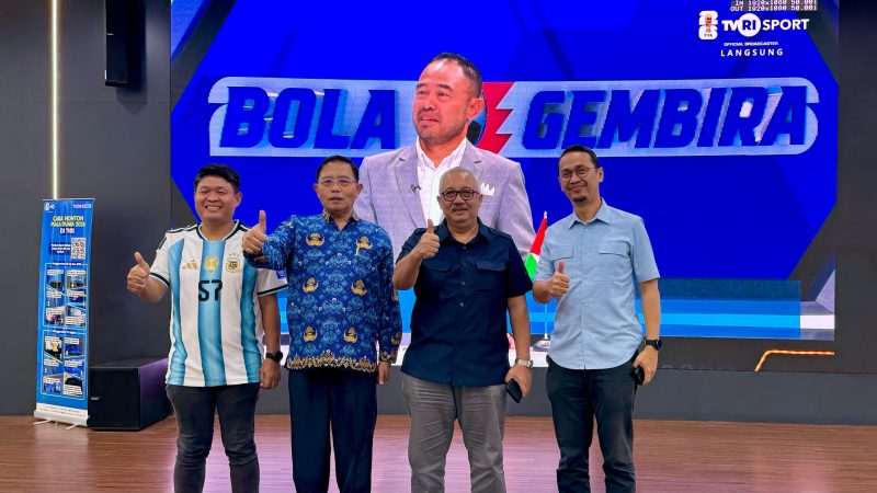 Staf Khusus Menteri Komunikasi dan Digital (Menkomdigi), Arnanto Nurprabowo (kedua kiri), berfoto bersama jajaran TVRI dan narasumber di Media Center Siaran FIFA World Cup 2026 TVRI, Jakarta, Rabu (17/6/2026). Dalam kunjungannya, Arnanto mengapresiasi kualitas siaran Piala Dunia 2026 yang disiarkan gratis melalui TVRI Nasional dan TVRI Sport serta fasilitas Media Center yang mendukung kerja para jurnalis.