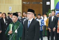 Direktur Utama TVRI, Fiki Satari (kanan), mengikuti prosesi pengambilan sumpah jabatan di Jakarta, Jumat (19/6/2026). TVRI memastikan pengelolaan hak siar FIFA 2026–2027 dilakukan sesuai mekanisme dan peraturan yang berlaku.