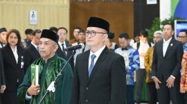 Direktur Utama TVRI, Fiki Satari (kanan), mengikuti prosesi pengambilan sumpah jabatan di Jakarta, Jumat (19/6/2026). TVRI memastikan pengelolaan hak siar FIFA 2026–2027 dilakukan sesuai mekanisme dan peraturan yang berlaku.