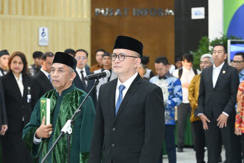 Direktur Utama TVRI, Fiki Satari (kanan), mengikuti prosesi pengambilan sumpah jabatan di Jakarta, Jumat (19/6/2026). TVRI memastikan pengelolaan hak siar FIFA 2026–2027 dilakukan sesuai mekanisme dan peraturan yang berlaku.