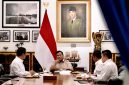 Presiden Prabowo Subianto memastikan cadangan pangan nasional aman hingga 10 bulan ke depan. Pemerintah juga memperkuat infrastruktur pertanian dan menyalurkan bantuan Rp5,5 triliun untuk menghadapi ancaman El Nino Godzilla.