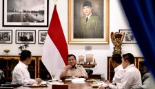 Presiden Prabowo Subianto memastikan cadangan pangan nasional aman hingga 10 bulan ke depan. Pemerintah juga memperkuat infrastruktur pertanian dan menyalurkan bantuan Rp5,5 triliun untuk menghadapi ancaman El Nino Godzilla.