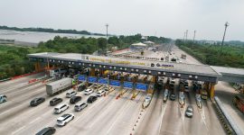 Arus kendaraan melintas di Gerbang Tol Cikampek Utama saat periode arus balik libur panjang Waisak 2026. Volume kendaraan dari arah Trans Jawa menuju Jakarta tercatat meningkat signifikan dibandingkan hari normal.