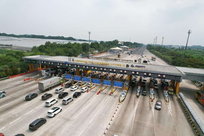Arus kendaraan melintas di Gerbang Tol Cikampek Utama saat periode arus balik libur panjang Waisak 2026. Volume kendaraan dari arah Trans Jawa menuju Jakarta tercatat meningkat signifikan dibandingkan hari normal.