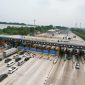 Arus kendaraan melintas di Gerbang Tol Cikampek Utama saat periode arus balik libur panjang Waisak 2026. Volume kendaraan dari arah Trans Jawa menuju Jakarta tercatat meningkat signifikan dibandingkan hari normal.