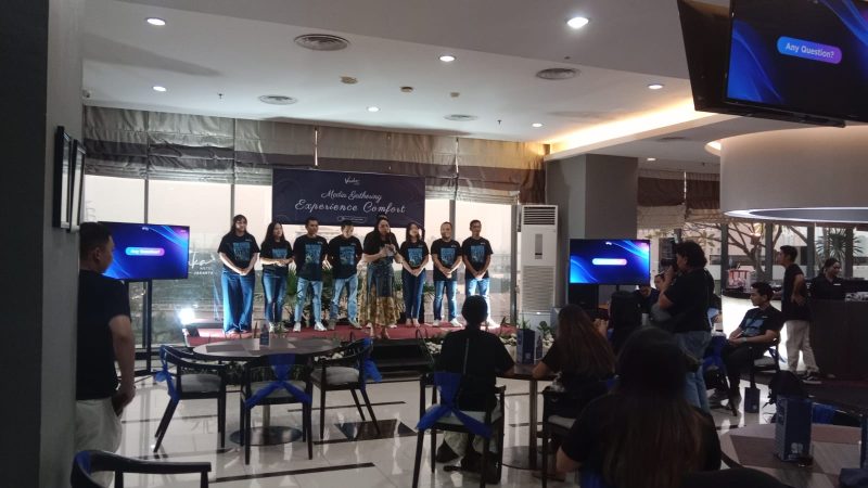 General Manager Vasaka Hotel Jakarta, Nancy Fenyapwain, bersama jajaran manajemen saat memperkenalkan pembaruan fasilitas dan tampilan hotel dalam acara Media Gathering & Exclusive Preview 
