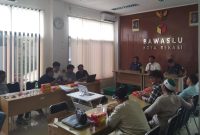 Pengurus Ikatan Alumni BEM Nusantara saat menggelar rapat persiapan pelantikan Pengurus Besar di Kantor Bawaslu Kota Bekasi. Pelantikan dijadwalkan berlangsung pada 18 Juni 2026.