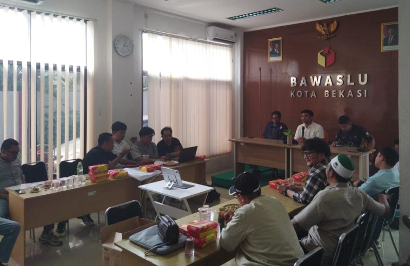 Pengurus Ikatan Alumni BEM Nusantara saat menggelar rapat persiapan pelantikan Pengurus Besar di Kantor Bawaslu Kota Bekasi. Pelantikan dijadwalkan berlangsung pada 18 Juni 2026.