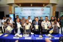 Polres Metro Bekasi merilis barang bukti dan mengungkap peran dua tersangka dalam kasus pembunuhan berencana terhadap WN Korea Selatan saat konferensi pers di Kabupaten Bekasi, Selasa (2/6/2026).