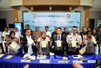 Polres Metro Bekasi merilis barang bukti dan mengungkap peran dua tersangka dalam kasus pembunuhan berencana terhadap WN Korea Selatan saat konferensi pers di Kabupaten Bekasi, Selasa (2/6/2026).
