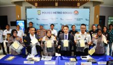 Polres Metro Bekasi merilis barang bukti dan mengungkap peran dua tersangka dalam kasus pembunuhan berencana terhadap WN Korea Selatan saat konferensi pers di Kabupaten Bekasi, Selasa (2/6/2026).