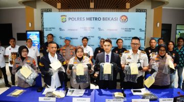 Polres Metro Bekasi merilis barang bukti dan mengungkap peran dua tersangka dalam kasus pembunuhan berencana terhadap WN Korea Selatan saat konferensi pers di Kabupaten Bekasi, Selasa (2/6/2026).