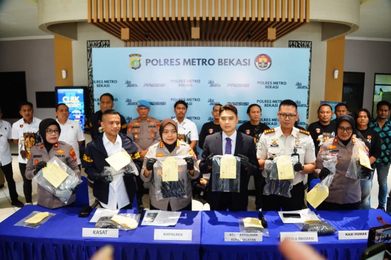 Polres Metro Bekasi merilis barang bukti dan mengungkap peran dua tersangka dalam kasus pembunuhan berencana terhadap WN Korea Selatan saat konferensi pers di Kabupaten Bekasi, Selasa (2/6/2026).