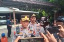 Kompol Agus Rohmat memberikan keterangan pers di lokasi eksekusi rumah di Medan Satria, Kota Bekasi, Rabu (3/6/2026). Pengamanan melibatkan 500 personel gabungan dari Polri, TNI, Subdenpom, dan Satpol PP.