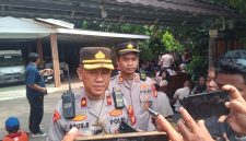Kompol Agus Rohmat memberikan keterangan pers di lokasi eksekusi rumah di Medan Satria, Kota Bekasi, Rabu (3/6/2026). Pengamanan melibatkan 500 personel gabungan dari Polri, TNI, Subdenpom, dan Satpol PP.