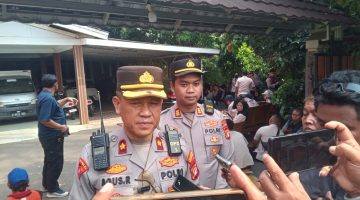 Kompol Agus Rohmat memberikan keterangan pers di lokasi eksekusi rumah di Medan Satria, Kota Bekasi, Rabu (3/6/2026). Pengamanan melibatkan 500 personel gabungan dari Polri, TNI, Subdenpom, dan Satpol PP.